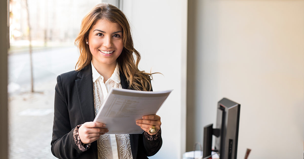 Frau im Business-Outfit, die Versicherungsmakler werden will